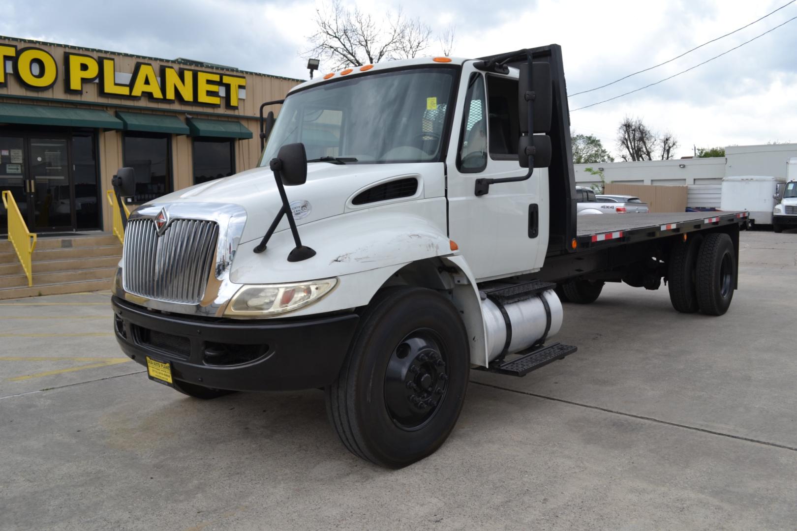 2014 WHITE /BLACK INTERNATIONAL 4300 with an DT466 7.6L 230HP engine, ALLISON 2100HS AUTOMATIC transmission, located at 9172 North Fwy, Houston, TX, 77037, (713) 910-6868, 29.887470, -95.411903 - Photo#0